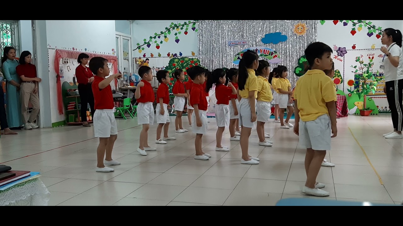 Tiết dạy thể dục tung bóng lên cao và bắt bóng bằng 2 tay