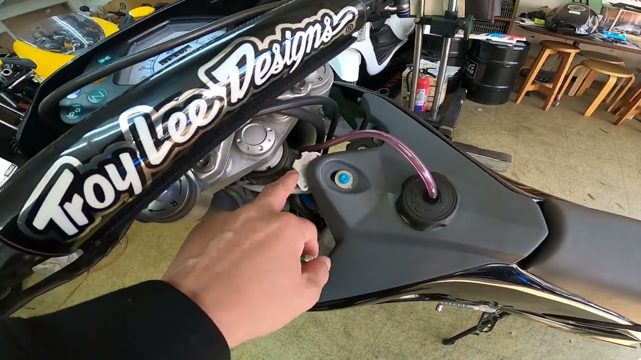ハスクバーナ SM570R NOX どんな部品が付いているのかな？ - YouTube