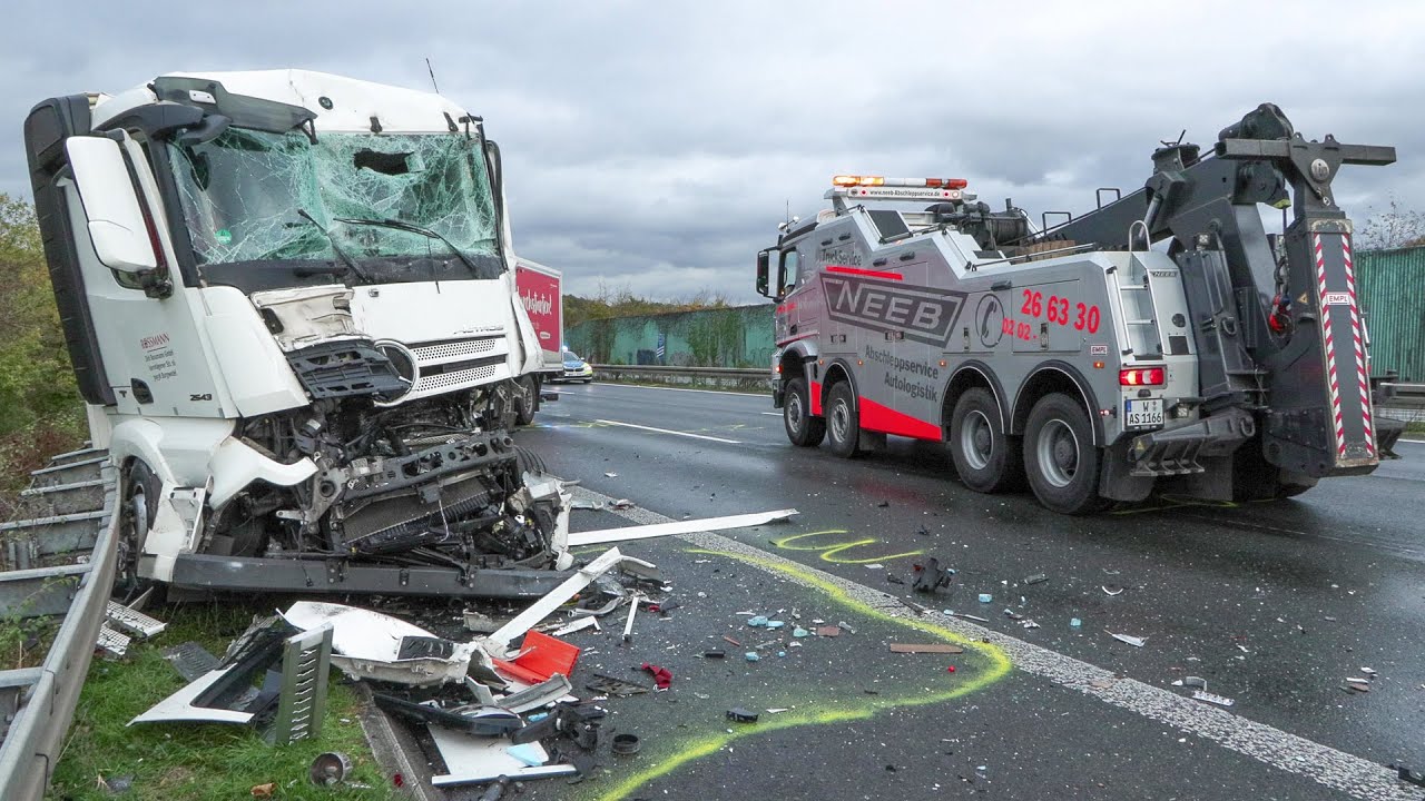 [SCHWERER LKW-UNFALL AM STAUENDE!] - 4 Lastwagen beteiligt - Komplette Bergung - Vollsperrung der A1
