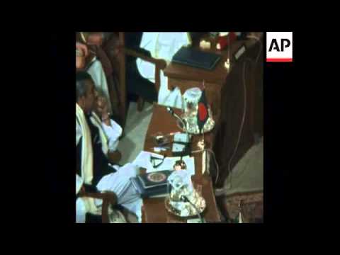 synd-25-2-74-rahman-greeted-by-bhutto-at-islamic-conference