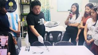 Cruise Shio တွေမှာ pelayan/ pramusaji တယောက် သိရှိသင့်တဲ့ Pengaturan Meja Makan Siang dan Makan Malam 