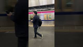 朝ラッシュの京王ライナーつつじが丘駅通過映像