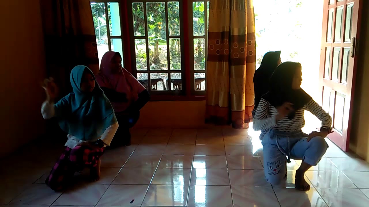 Latihan Gerak Dasar Tari Garapan - YouTube
