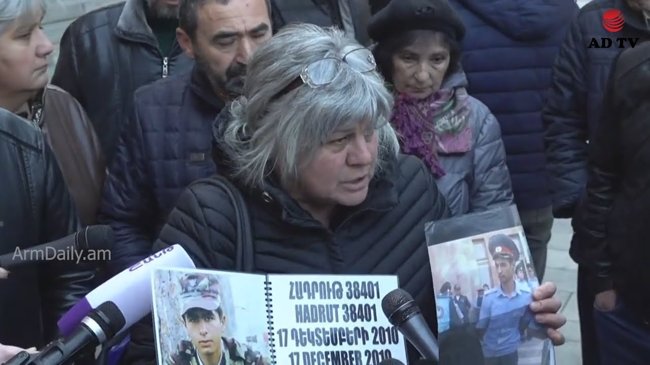 newspaper mockup Զոհված զինվորների մայրերը դարձյալ բողոքի ցույց են անում կառավարության շենքի դիմաց