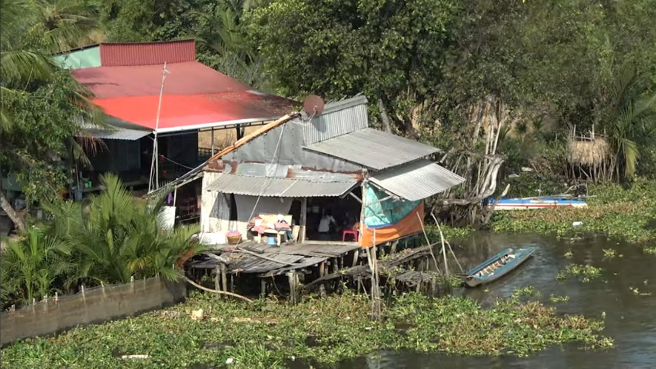The peaceful river house in the countryside 