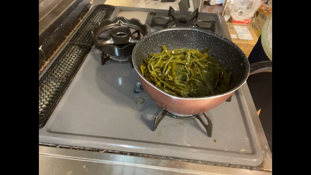 1月7日。　だし汁を取った昆布をおむすびの具材にして行きます😊水とお酢で柔らかくしてから味付けします😊