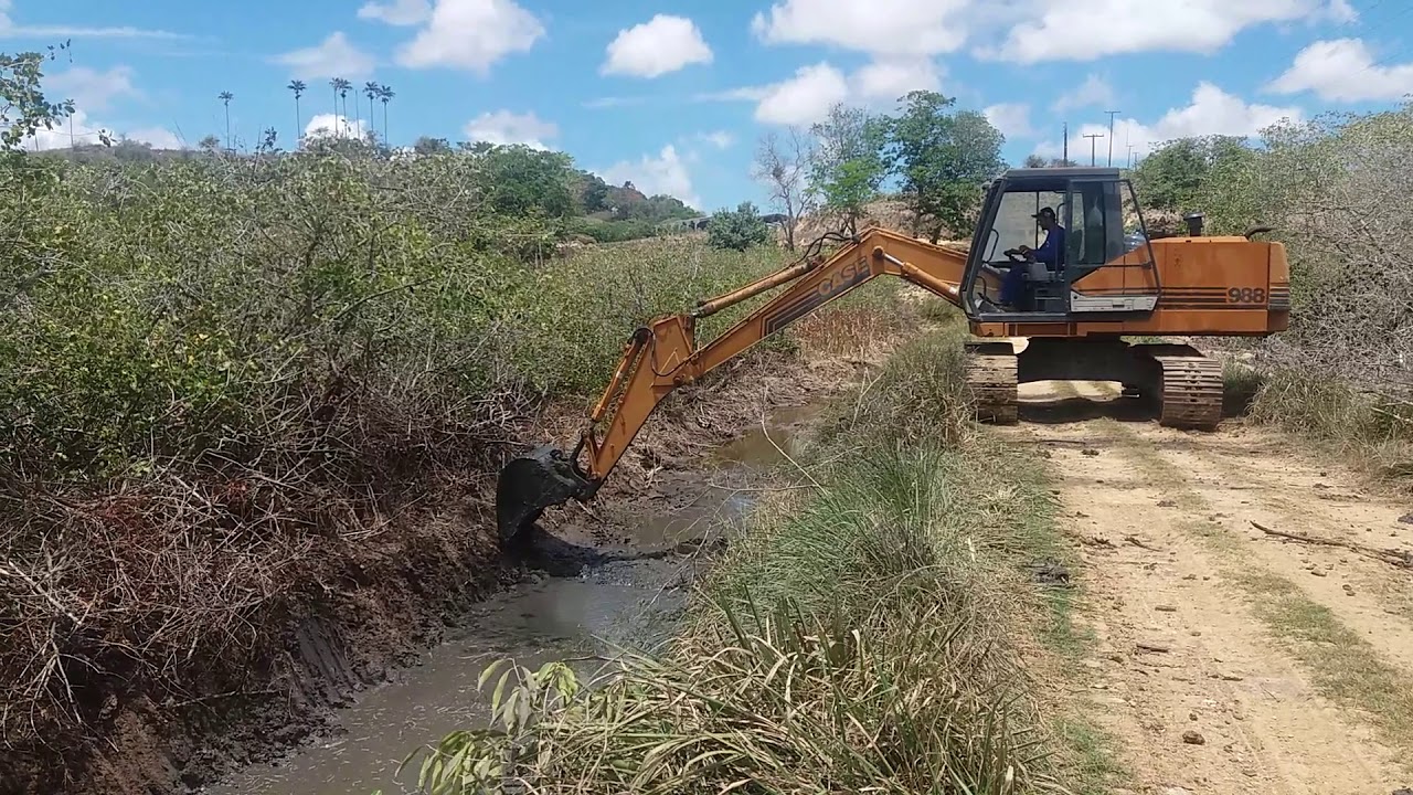 escavadeira case 988 fazendo viveiro