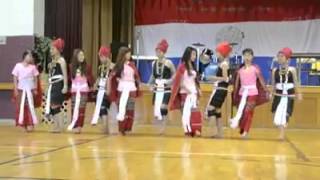 Karenni  girls Dance at DeeKu day in Syracuse, New York chords