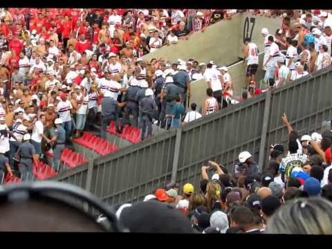 Torcida do SP apanha muito da PM após estourar bomba.