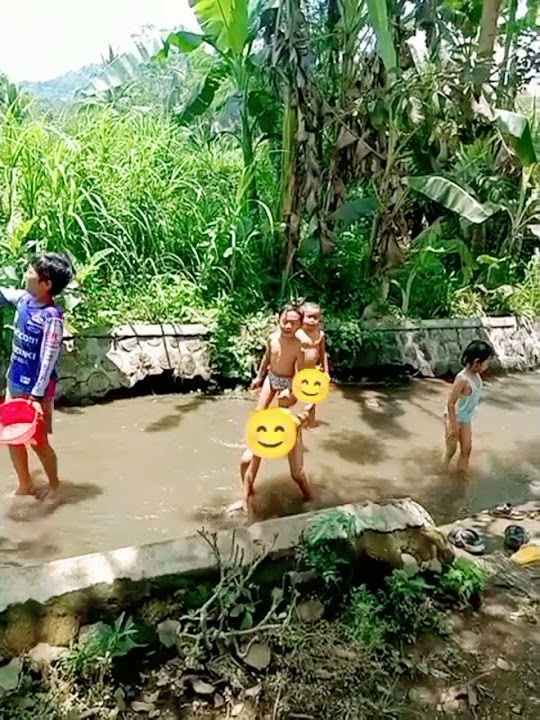 anak e sopo iki|bebek adus kali #shorts