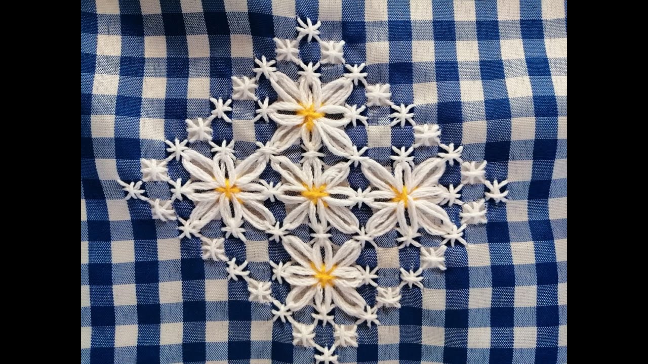 Bordamos un mini ramillete contenido en un rombo