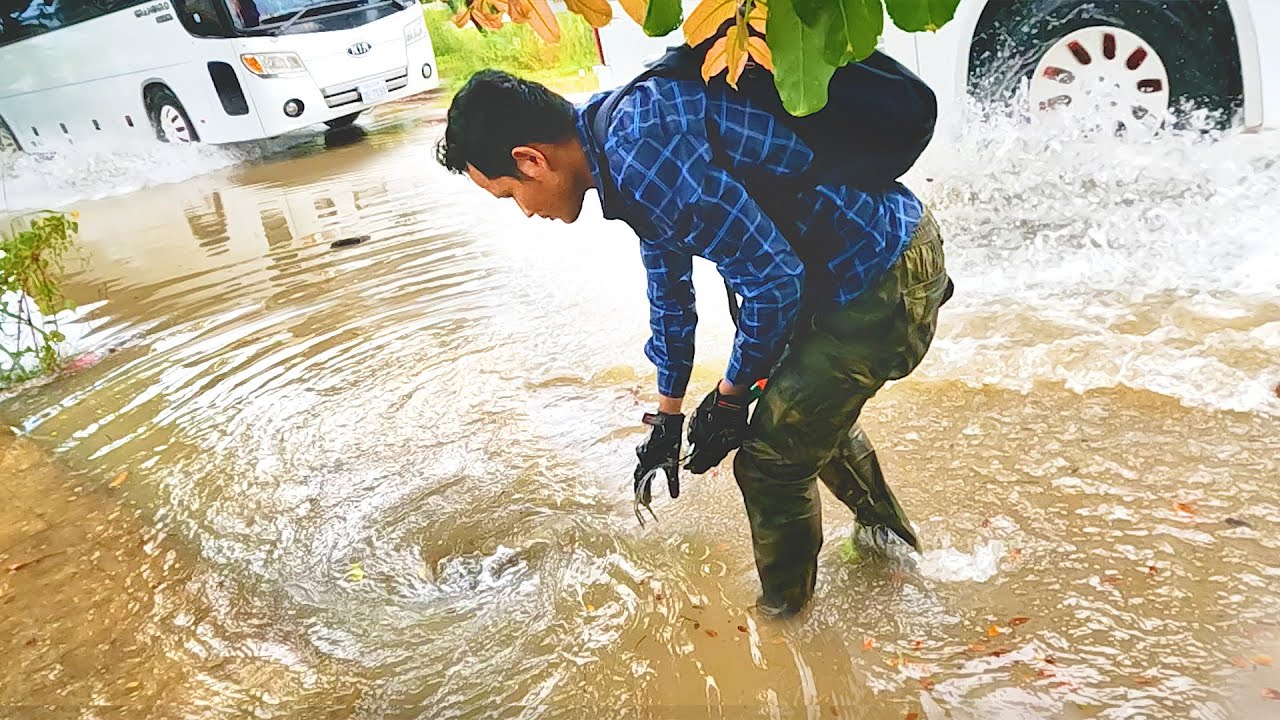 Unclogging Storm Drains in Heavy Floods Major Flood Drainage by ...