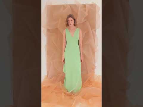 Vestido longo, em crepe, com jabout e bordado costas