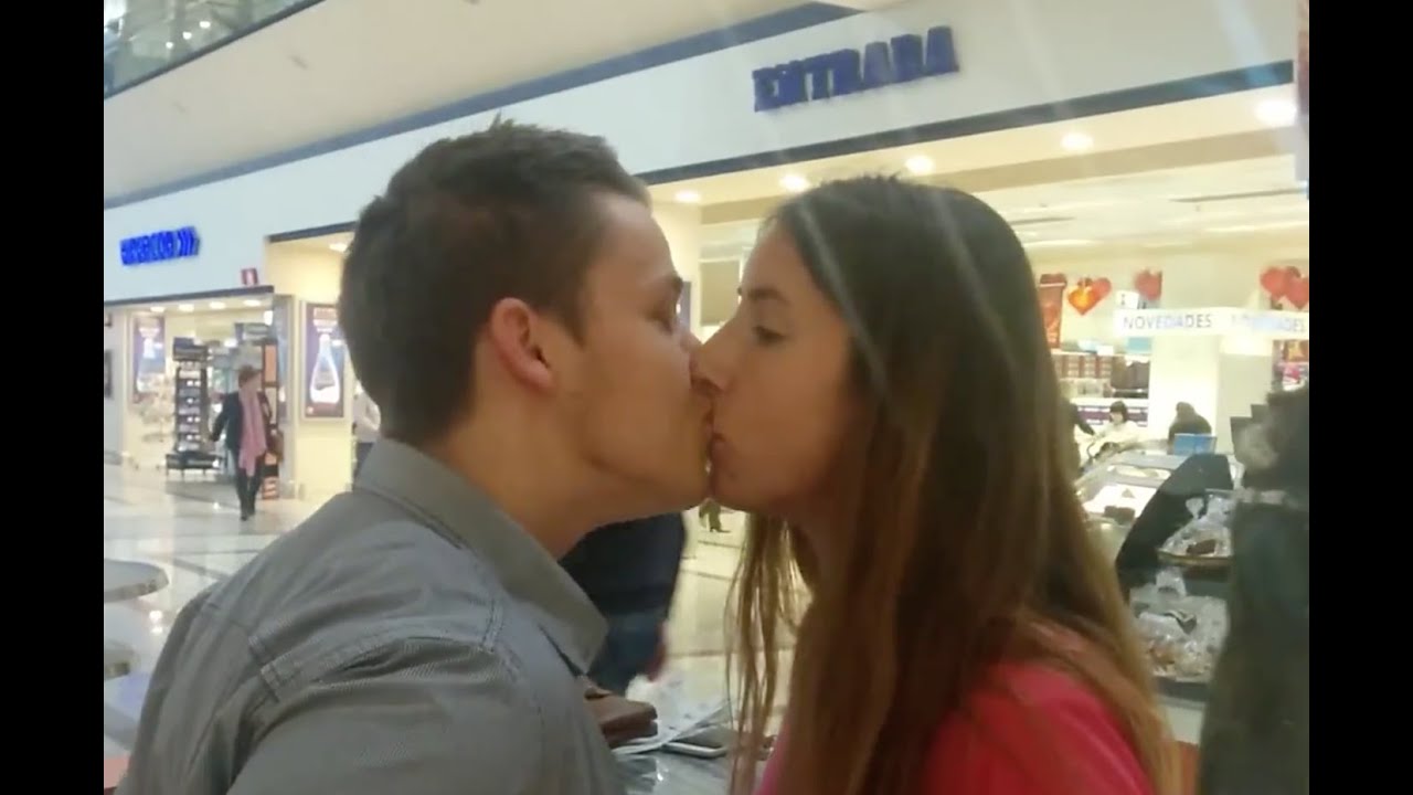 Magic Kissing Card Trick in Spain