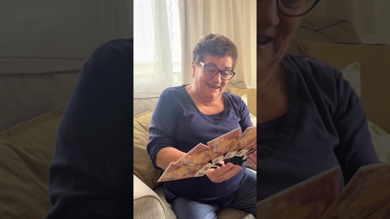 Ho portato dei souvenir alla nonna 🤣 inoltre, stasera ore 19.00 saremo in diretta ❤️#accadeoggi 