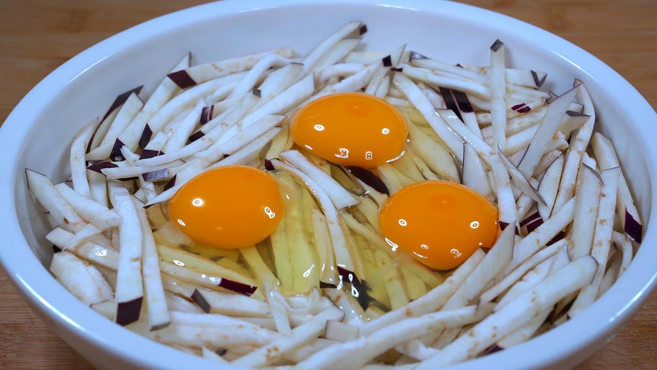 茄子切丝，打三个鸡蛋，大厨教你最好吃的做法，外脆里嫩，上桌孩子抢着吃，太香了#like #美食教程 #food #delicious