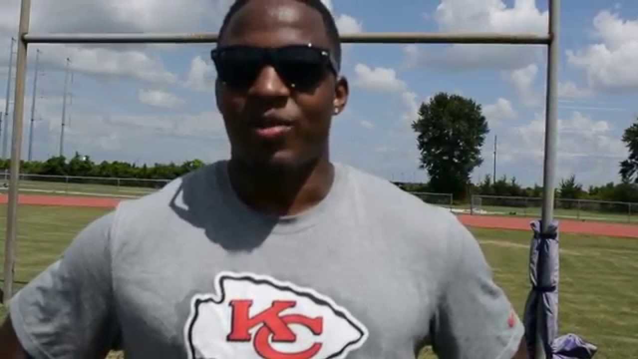 Deon Anthony, member of the Kansas City Chiefs, giving back to the community. bekijken op YouTube Deon Anthony, member of the Kansas City Chiefs, giving back to the community. bekijken op YouTube