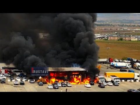 ხანძარი რუსთავის ავტობაზრობაზე, დაიწვა რამდენიმე ავტომობილი