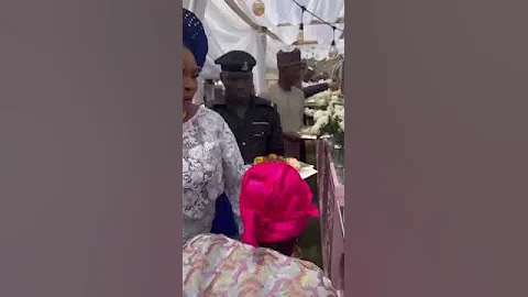 See what Nigerian Police Officer was caught on camera doing #breakingnews #nigeriapolice #police