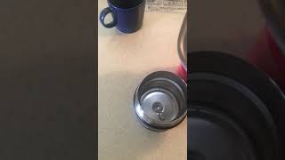 サーモス 真空断熱スープジャー にお湯を注ぎます