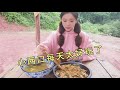 网友问隐居生活会不会太无聊，当然不会，这就是小两口每天的乐趣