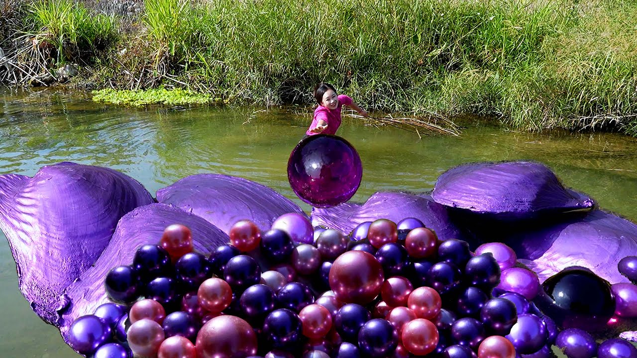 😱🎁The girl discovered a giant purple clam with the most beautiful purple pearl inside, very charming