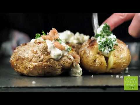 Video: Gepofte Aardappel Bloemen Onder Kaaskorst