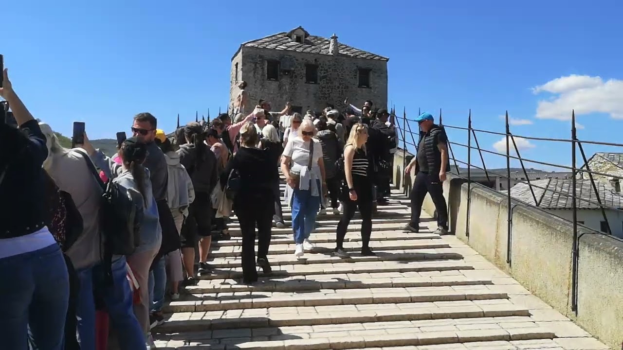U Mostaru gotovo ljetna temperatura, ulični svirač raspjevao turiste