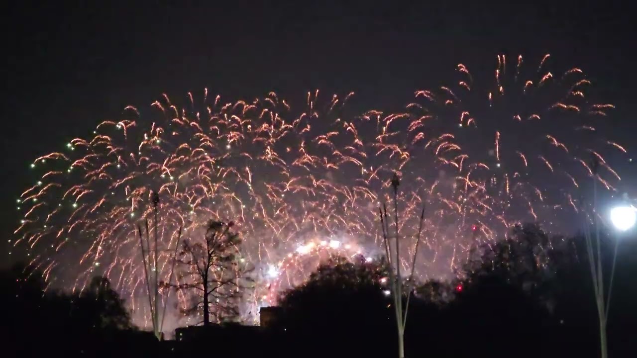 New Year's Eve - London Fireworks 2026 seen from Buckingham Palace
