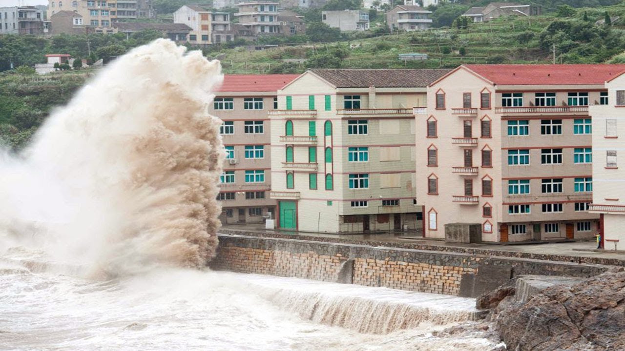 Europe is in the throes of a powerful cyclone Eunice, শক্তিশালী ঘূর্ণিঝড় ইউনিসের তাণ্ডব
