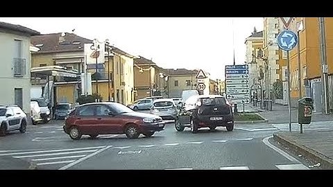 DASHCAM IDIOTI AL VOLANTE ITALY MANCATA PRECEDENZA E TESTE DI CA  O