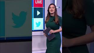 طائرة تتأرجح وتحاول الهبوط وسط الرياح العاتية