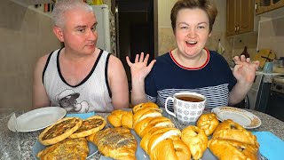 картинка: Мукбанг ОТОРВАЛИСЬ по пирогам 🥐🥨 Самса, рыбник, расстегаи 🍕 пицца, курник и пирожки вкусняшки