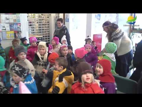 Leikskólabörn syngja á Heilsugæslunni í Búðardal á öskudaginn 2014