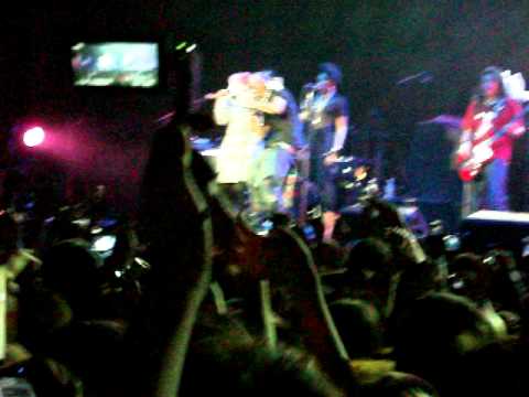 B.o.B & Hayley Williams - Airplanes (Live @ The 02 Arena London 13/11/10)