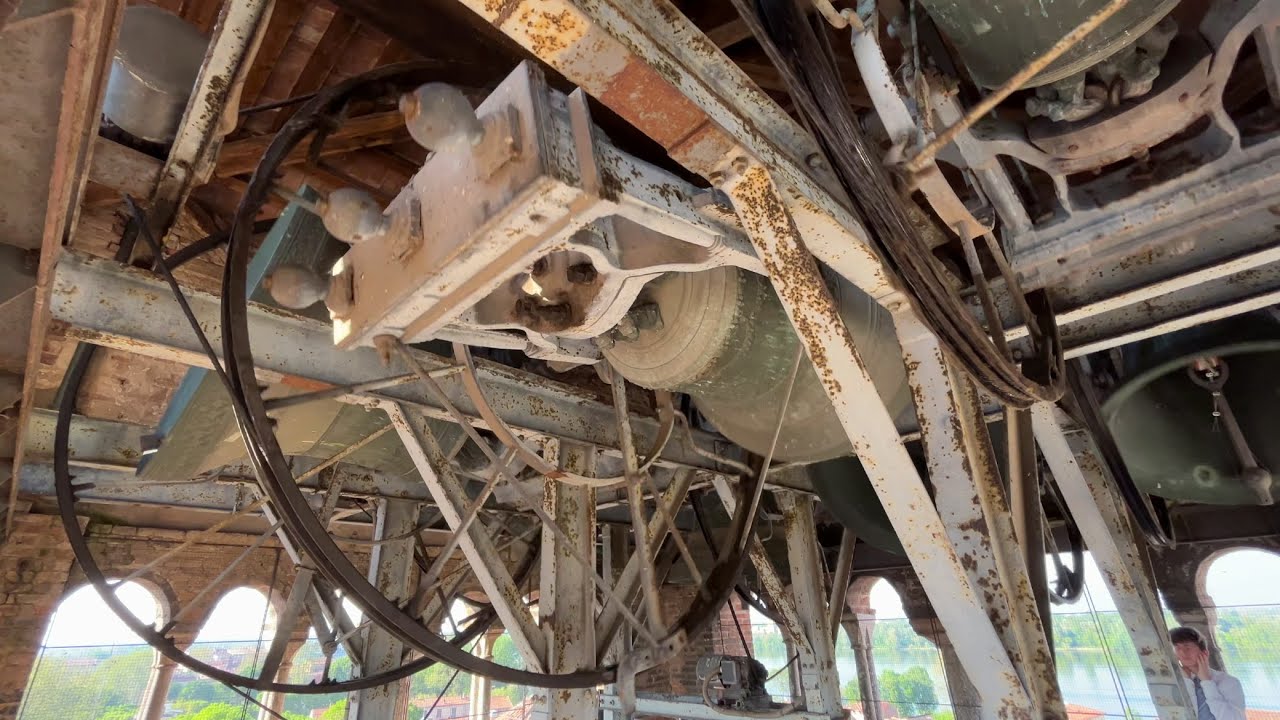 Звон шести колоколов на средневековой башне Мантуанского собора