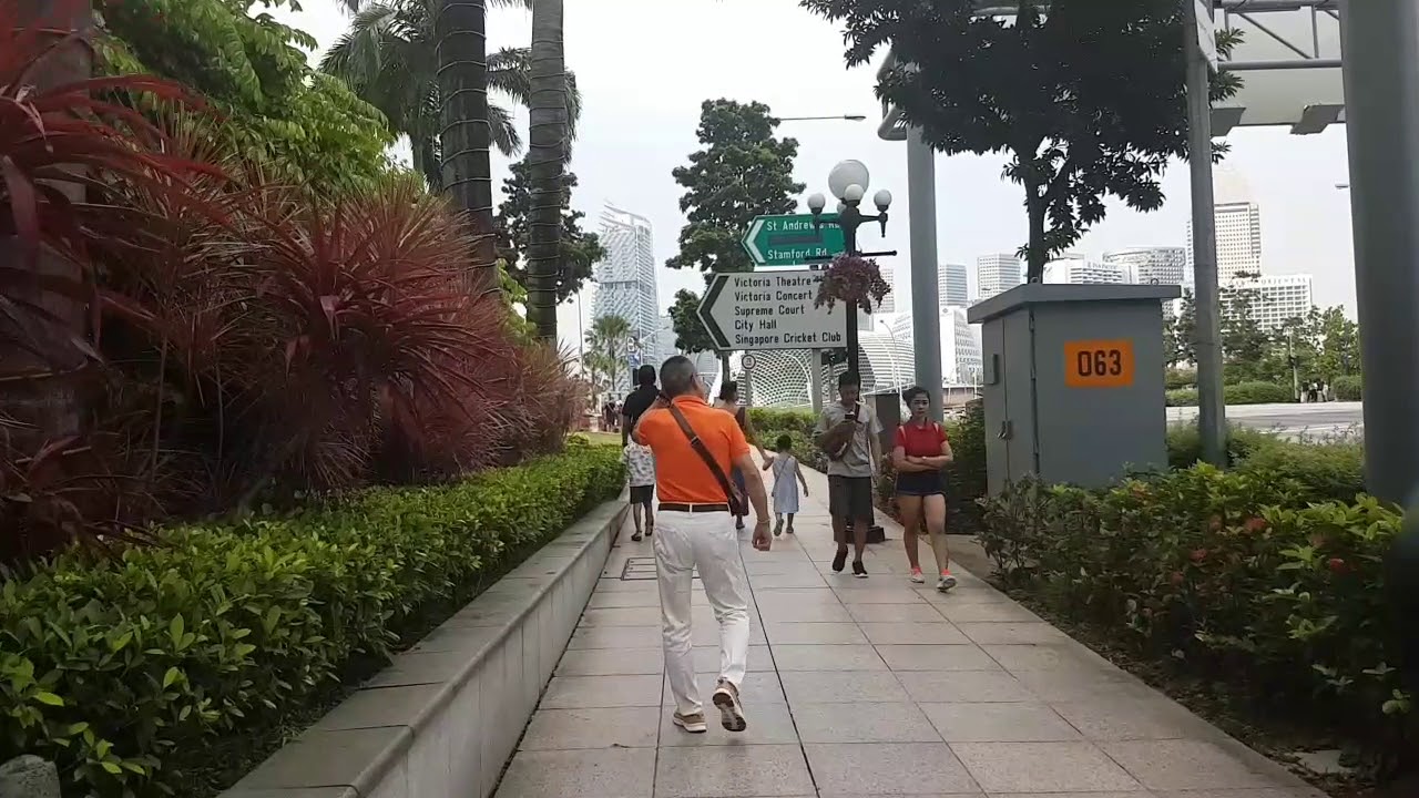 Menuju Merlion Park dari Raffles Place MRT Station