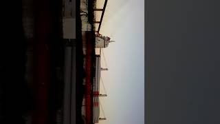 Cruce de un barco por por el puente de #tampico