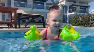 Элина играет в бассейне в отеле Rixos premium magawish