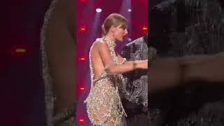Taylor Swift Wins At The Vmas
