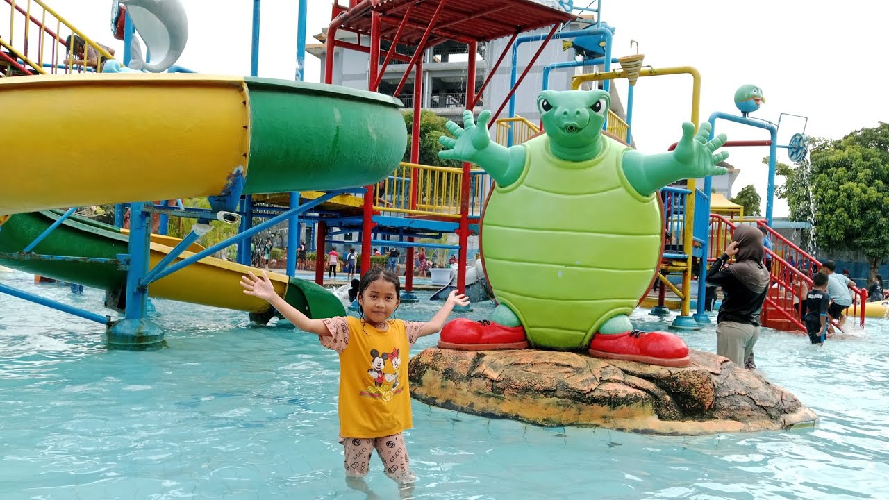 Bermain di Kolam Renang Waterpark Top 100 Tembesi Batam #waterpark #swimming #holydays 