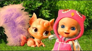 Милая кошечка спасла ребенка на детской площадке Милая кошечка спасла ребенка на детской площадке