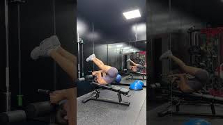 גלגול אגן בהגבהה - incline reverse crunch