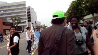 Closing access to the Federal Building , city of Santa Ana . Legalize migrants now !