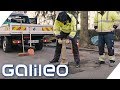 So anstrengend ist es Schlaglöcher zu stopfen | Galileo | ProSieben