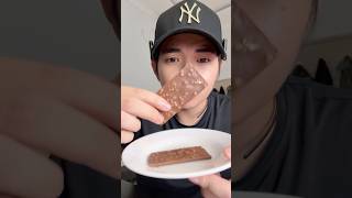 Makan cokelat pakai behel