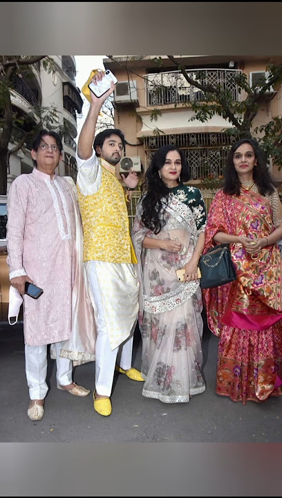 Bollywood Padmini Kolhapuri with husband with son and beautiful wedding family scene