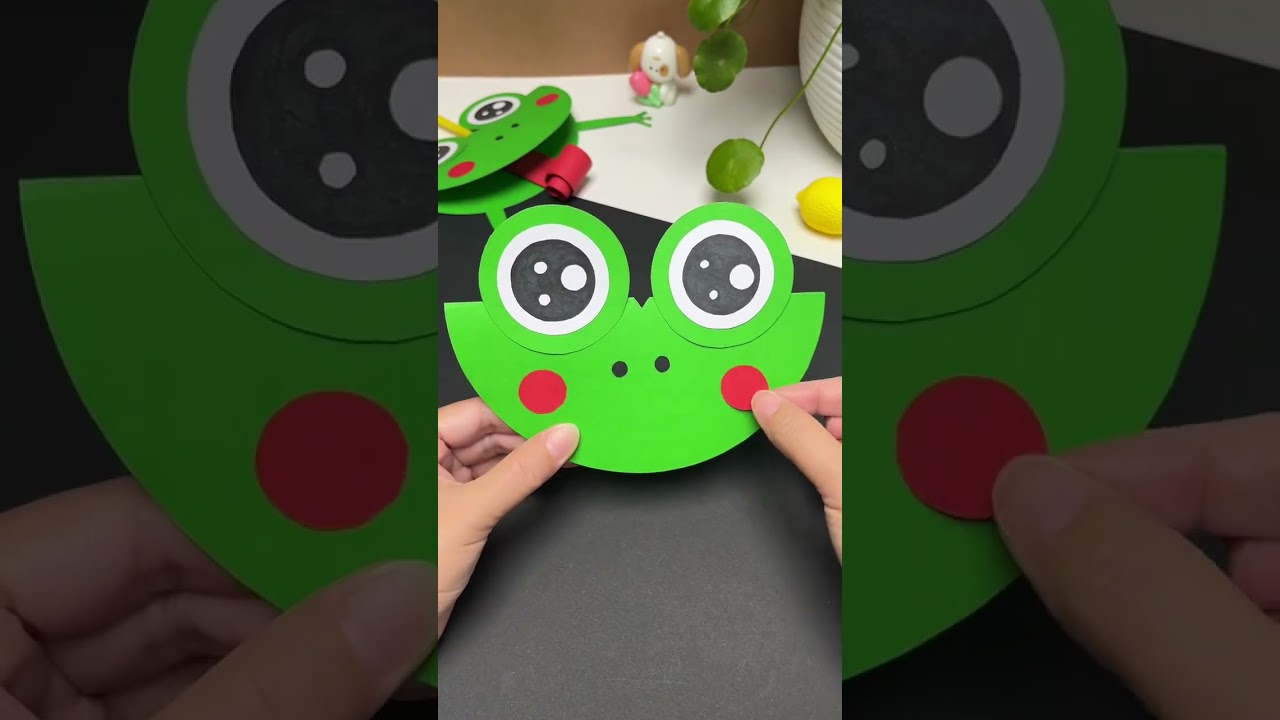 Making a frog that sticks out tongue with straws and colored paper is simple and fun. Try it. Ha