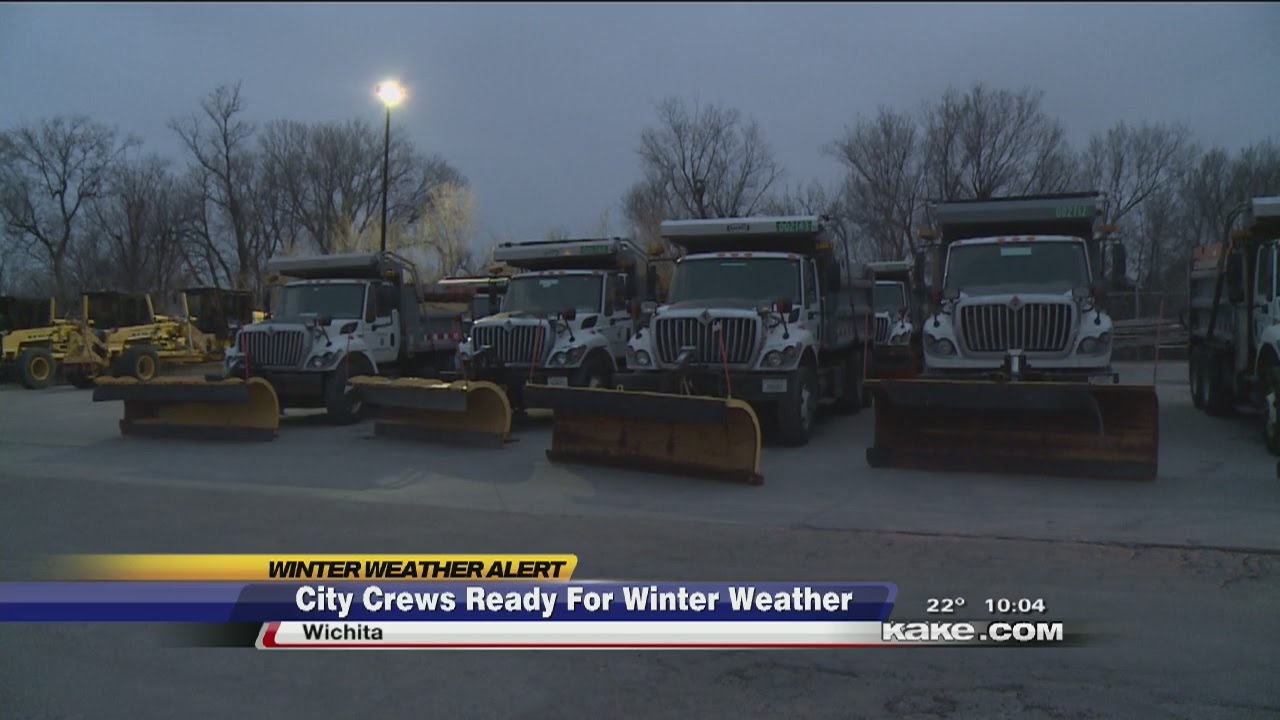 City crews prepare roads for winter weather - YouTube