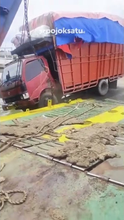 ketika mobil bermuatan lebih jatuh ke air #shorts